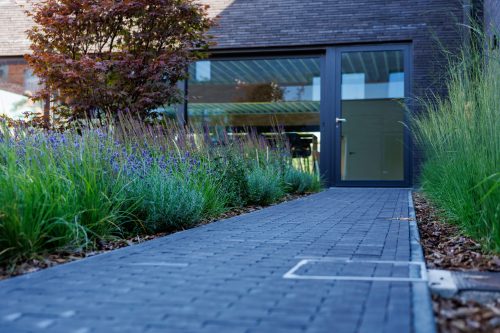 Arbo-Flora Klinkerpad met detail en aanplanting in bloei