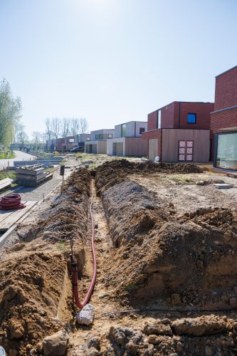 Arbo-Flora Ingraven wachtbuis en elektriciteitskabels