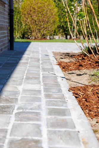 Arbo-Flora Plaatsen van Kandla boordstenen voor paden