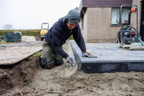 Arbo-Flora Plaatsen van betonboordstenen 100/15/5 antraciet