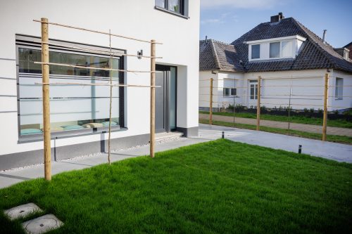Arbo-Flora Aanplanten van laagstam leibomen en plaatsen van leiconstructie, alsook nieuwe grasmatten